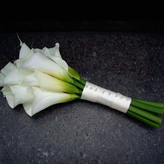 Elegantní smuteční kytice z bílých kal