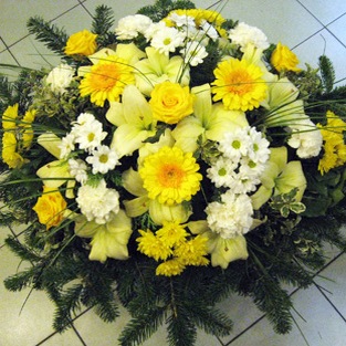 Bíložlutá smuteční kytice z lilií a gerber